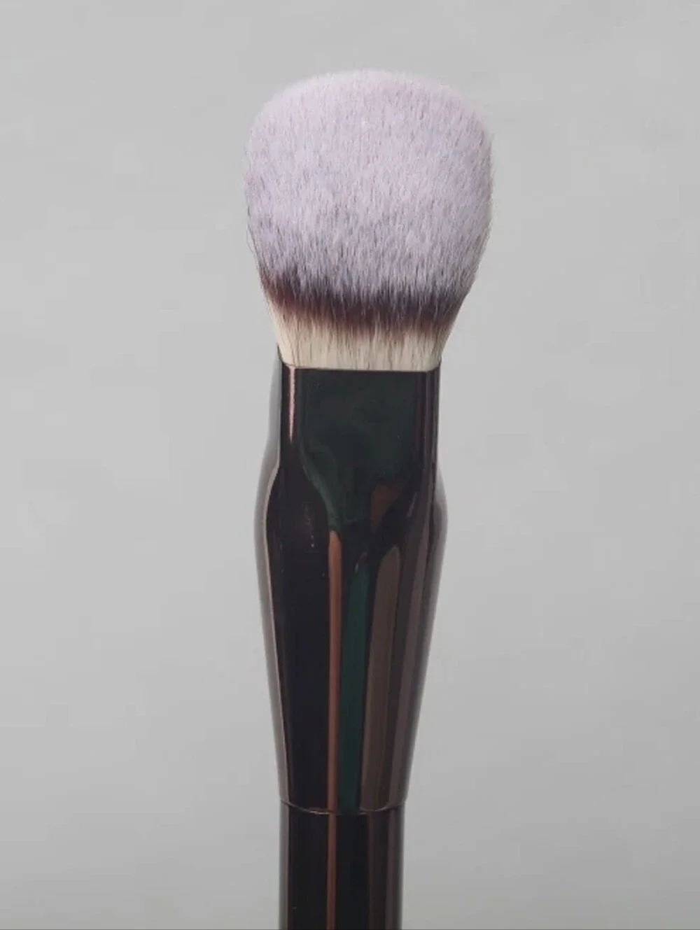 NEW~ Hourglass No. 22 Oblique Foundation Brush